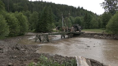 Військові Закарпаття допомагають встановити два понтонні мости на Прикарпатті Військові Закарпаття допомагають встановити два понтонні мости на Прикарпатті