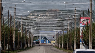 Дорога, вкрита антидроновою сіткою у місті Краматорськ