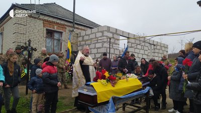 Залишилось четверо дітей: на Одещині попрощались з 29-річним військовим Залишилось четверо дітей: на Одещині попрощались з 29-річним військовим