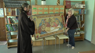"Більше 200 тисяч штук намистинок". У Полтаві майстрині завершили вишивати плащаницю для храму