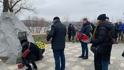 Три роки після літака МАУ над Тегераном: родичі та колеги вшановують загиблих та коментують розслідування Три роки після літака МАУ над Тегераном: родичі та колеги вшановують загиблих та коментують розслідування