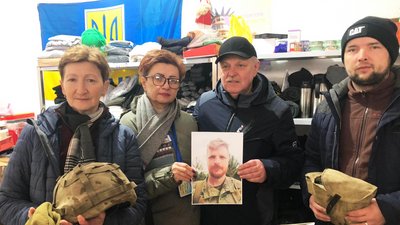 Батько загиблого на війні закарпатця Олександра Варги передав волонтерам військову амуніцію сина Батько загиблого на війні закарпатця Олександра Варги передав волонтерам військову амуніцію сина