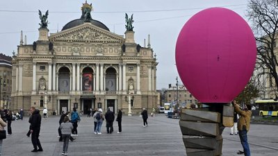 Скульптура Володимира Семківа “Бульбашка“ в процесі монтування