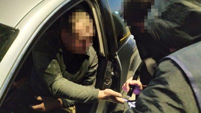 На Волині поліцейські затримали посадовця Держеконагляду на хабарі На Волині поліцейські затримали посадовця Держеконагляду на хабарі