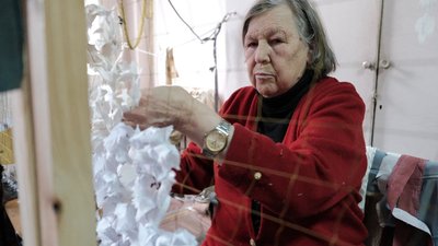 Волонтерка, яка народилася під час Другої світової, плете у Харкові маскувальні сітки на фронт Волонтерка, яка народилася під час Другої світової, плете у Харкові маскувальні сітки на фронт