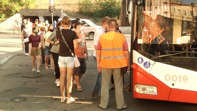 "Ламають двері, б'ють скло". Як в Одесі контролюють кількість пасажирів у громадському транспорті
