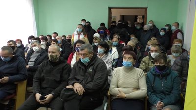 На установчу сесію Іванівської сільради прийшли люди, вважають її скликання незаконним