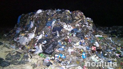 Львівське сміття на Вінниччині: правоохоронці затримали 5 вантажівок