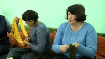 Запит на шкарпетки отримують постійно: житомирські волонтерки в'яжуть для українських військових Запит на шкарпетки отримують постійно: житомирські волонтерки в'яжуть для українських військових