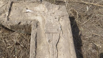 Трактором по кладовищу. На Миколаївщині фермер проїхав по території поховань 18 століття