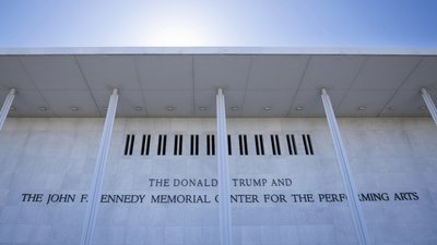 Федеральний суд наказав видалити ім'я Трампа з Центру Кеннеді та зупинити закриття закладу