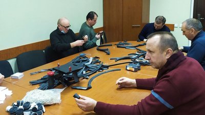 У Тернополі волонтери зі старих велосипедних шин виготовляють джгути для зупинки крові У Тернополі волонтери зі старих велосипедних шин виготовляють джгути для зупинки крові