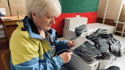 Волинянка за рік війни пошила п'ять тисяч устілок для військових Волинянка за рік війни пошила п'ять тисяч устілок для військових