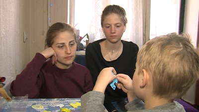 Лягали на землю, коли в кількох метрах прилітав снаряд, — мешканка Маріуполя розповіла про евакуацію Лягали на землю, коли в кількох метрах прилітав снаряд, — мешканка Маріуполя розповіла про евакуацію