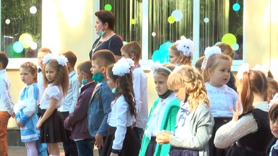 У школах Сватового пролунав "останній дзвоник"