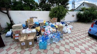 Шість тонн гуманітарної допомоги молодь з Черкас відвезла на Херсонщину Шість тонн гуманітарної допомоги молодь з Черкас відвезла на Херсонщину