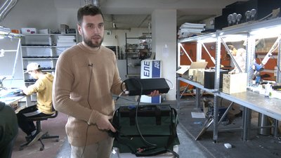В Івано-Франківську шиють військовим на передову сумки для повербанків В Івано-Франківську шиють військовим на передову сумки для повербанків