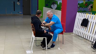 Лікар Вадим Чернишов оглядає охочого здати кров Лікар Вадим Чернишов оглядає охочого здати кров