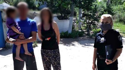 На Херсонщині поліцейські повернули батькам дворічну дитину, яка загубилася