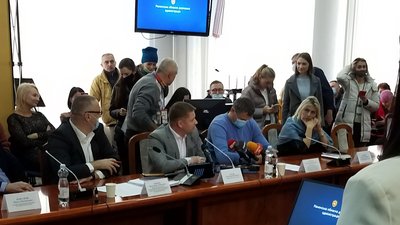 Мітинг під ОДА у Рівному: мер прийшов до голови адміністрації говорити про тариф Мітинг під ОДА у Рівному: мер прийшов до голови адміністрації говорити про тариф