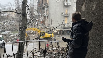 Завали зруйнованої багатоповерхівки в центрі Харкова