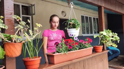 Дівчинка поливає квіти Дівчинка поливає квіти