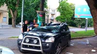 В Одесі перекинулася автівка: двоє людей травмувалися