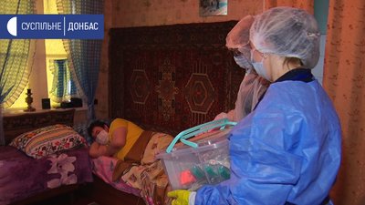 На Луганщині люди з прифронтового селища отримали благодійну допомогу На Луганщині люди з прифронтового селища отримали благодійну допомогу