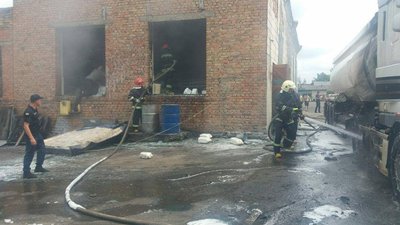 На Рівненщині пожежа з будівлі перекинулась на бензовоз, водій отримав опіки На Рівненщині пожежа з будівлі перекинулась на бензовоз, водій отримав опіки