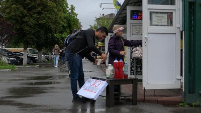 У Чернігові дівчинка продає компот, аби назбирати грошей для ЗСУ