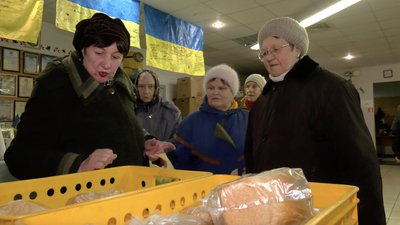 Хліб, булочки та пампушки роздали у Черкасах переселенцям Хліб, булочки та пампушки роздали у Черкасах переселенцям