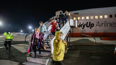 У Київ прибув літак із евакуйованими з Італії У Київ прибув літак із евакуйованими з Італії