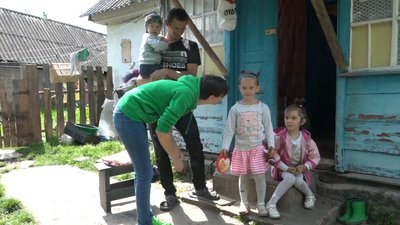 Історія одного волонтерства: як житомирська вчителька допомагає родині випускниці школи Історія одного волонтерства: як житомирська вчителька допомагає родині випускниці школи