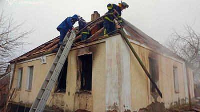 Рятувальники гасять пожежу в Рогані на Харківщині