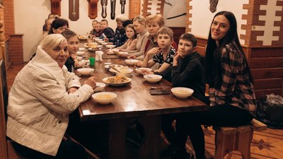 Переселенцям, які живуть у кропивницькому спортклубі, потрібна їжа