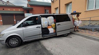 Жителі польського села передали переселенцям у Тернополі тонну допомоги