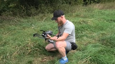 Волонтер Павло Цапюк запускає FPV-дрон Волонтер Павло Цапюк запускає FPV-дрон