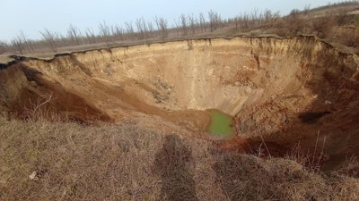Червоний пил і падаюче каміння. У Кривому Розі утворилось 100 метрове провалля