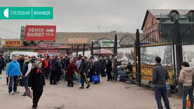 Черга на ринок "Привокзальний" у Вінниці: ні дистанції, ні масок