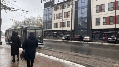 У Тернополі через обледеніння контактної мережі тимчасово не курсують тролейбуси У Тернополі через обледеніння контактної мережі тимчасово не курсують тролейбуси