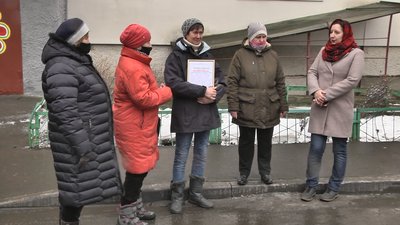 Врятувала від заметів: луцьку двірничку нагородили мешканці двору