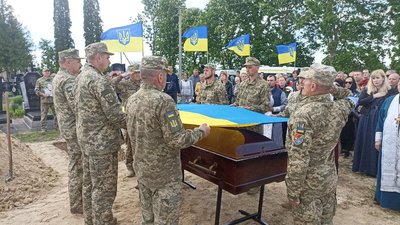 На Тернопільщині в останню дорогу провели захисника України й волонтера Едуарда Хатмулліна На Тернопільщині в останню дорогу провели захисника України й волонтера Едуарда Хатмулліна
