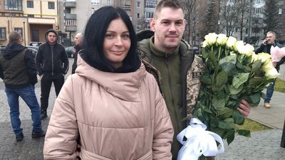 Зі шпиталю – під вінець: у Луцьку військовий, який втратив ноги на війні, одружився з коханою