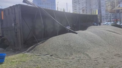 У Миколаєві перекинулася фура з насінням соняшника У Миколаєві перекинулася фура з насінням соняшника
