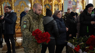 В Конотопі на Сумщині провели в останню путь старшого солдата Андрія Мікулінцева В Конотопі на Сумщині провели в останню путь старшого солдата Андрія Мікулінцева