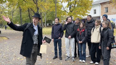 Дмитро Ткаченко проводить екскурсію