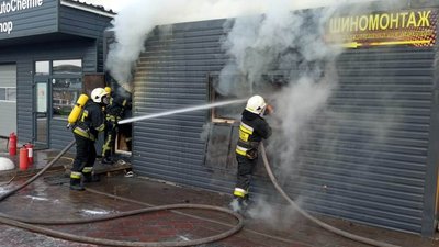 У Херсоні горів шиномонтаж: полум'я ледве приборкали
