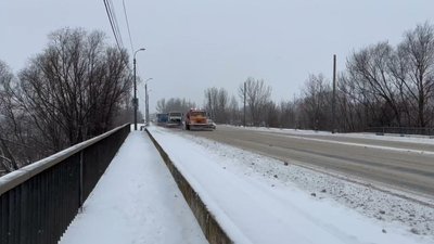 Снігоочисна техніка почала прибирати дороги ще з вечора 27 грудня, але усі вулиці розчистити не вдалося.