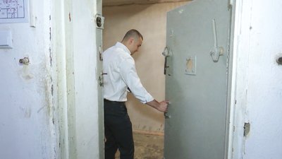 Із ліжкомісцем та санвузлом: у вінницькому суді кімнату для підсудних перетворили на бомбосховище Із ліжкомісцем та санвузлом: у вінницькому суді кімнату для підсудних перетворили на бомбосховище