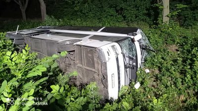 На Рівненщині злетів у кювет автобус Київ – Вроцлав. Є травмовані На Рівненщині злетів у кювет автобус Київ – Вроцлав. Є травмовані